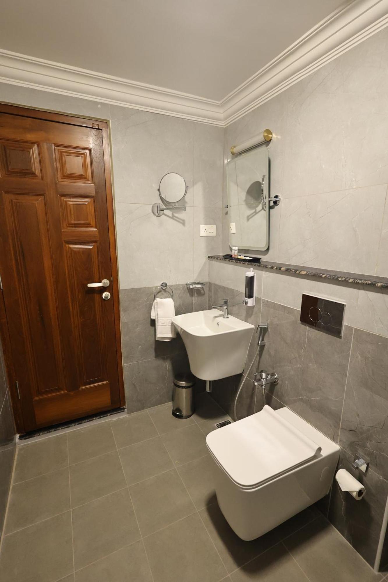 Le Colonial Suites Puducherry Eksteriør billede